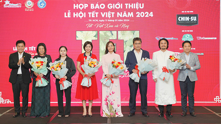 Ban Tổ chức tặng hoa cho các đơn vị đồng hành với Lễ hội Tết Việt.