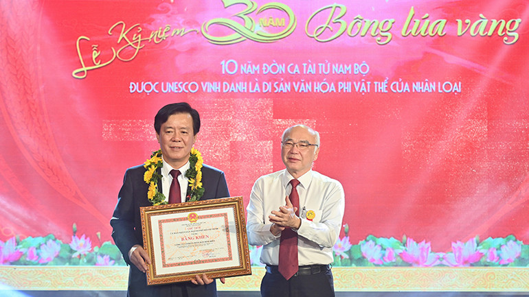 Tặng bằng khen Ủy ban nhân dân Thành phố Hồ Chí Minh cho tập thể có nhiều đóng góp cho Bông lúa vàng. (Ảnh: Quốc Thanh) Tặng bằng khen Ủy ban nhân dân Thành phố Hồ Chí Minh cho tập thể có nhiều đóng góp cho Bông lúa vàng. (Ảnh: Quốc Thanh)