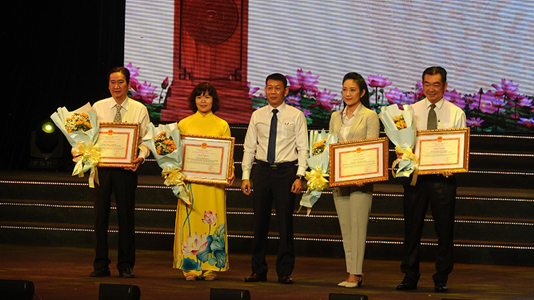 Trao Bằng khen của Bộ Văn hóa, Thể thao và Du lịch cho các tập thể, cá nhân. Trao Bằng khen của Bộ Văn hóa, Thể thao và Du lịch cho các tập thể, cá nhân.