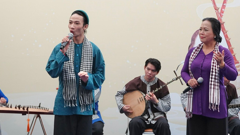 Hoạt động giới thiệu nghệ thuật trình diễn Nam Bộ tại Đường sách Thành phố Hồ Chí Minh.