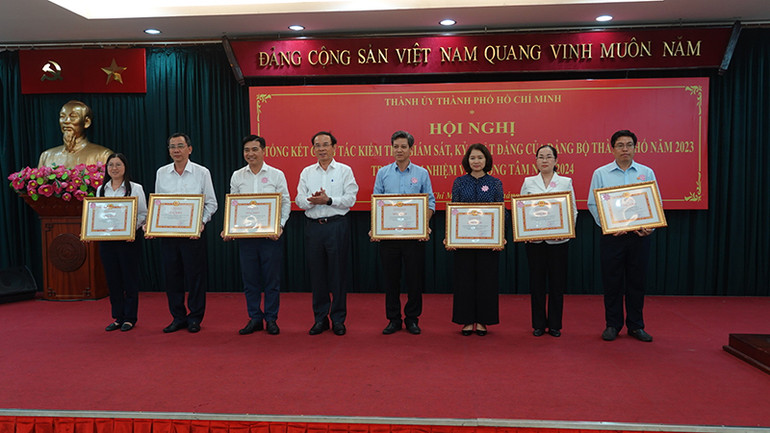 Khen thưởng các đơn vị có thành tích xuất sắc trong công tác kiểm tra, giám sát năm 2023.