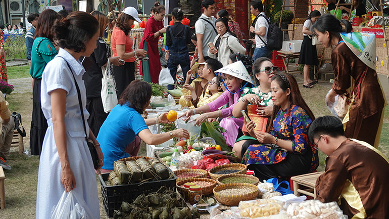 Không gian chợ chồm hổm tại Sắc quê Quảng Ngãi.