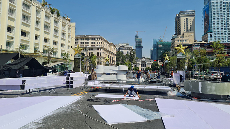 Các đơn vị đang tiến hành thi công Lễ hội Đường Sách Tết Giáp Thìn 2024. Các đơn vị đang tiến hành thi công Lễ hội Đường Sách Tết Giáp Thìn 2024.