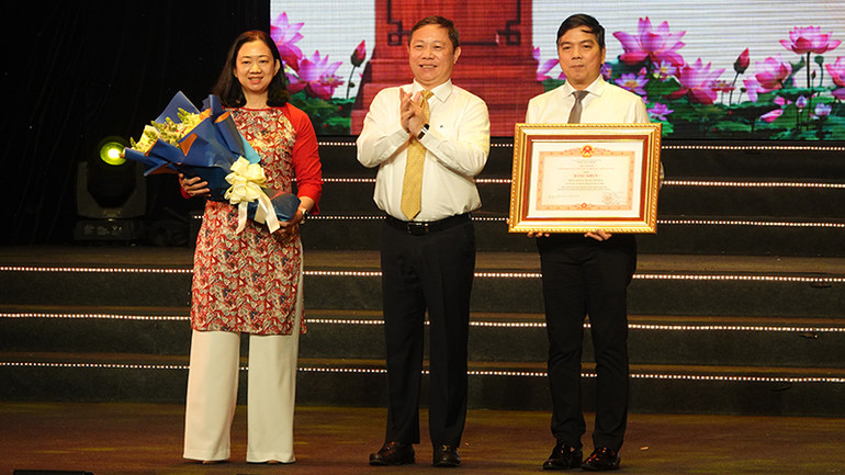 Trao Bằng khen của Thủ tướng Chính phủ cho Phòng Quản lý Thể dục Thể thao, Sở Văn hóa và Thể thao Thành phố Hồ Chí Minh. Trao Bằng khen của Thủ tướng Chính phủ cho Phòng Quản lý Thể dục Thể thao, Sở Văn hóa và Thể thao Thành phố Hồ Chí Minh.