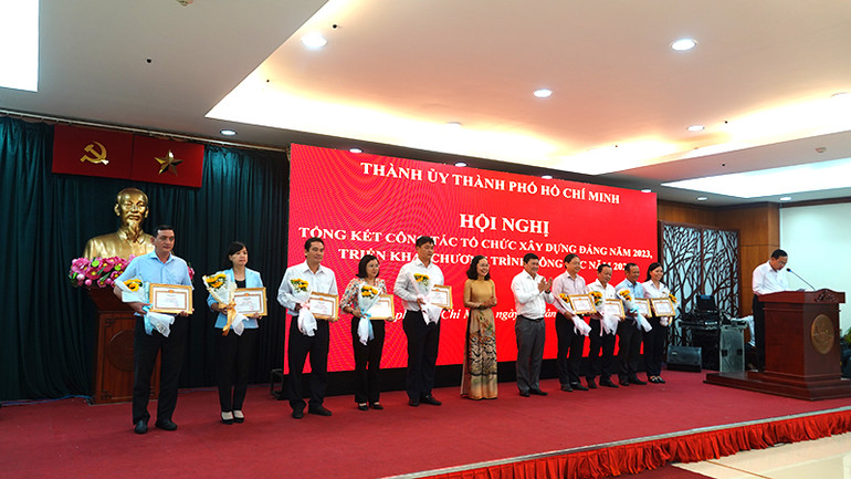 Trao Giấy khen cho các đơn vị đạt thành tích trong công tác năm 2023.