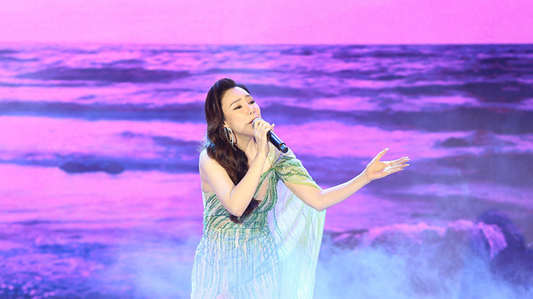 Ca sĩ Hồ Quỳnh Hương biểu diễn trong chương trình.