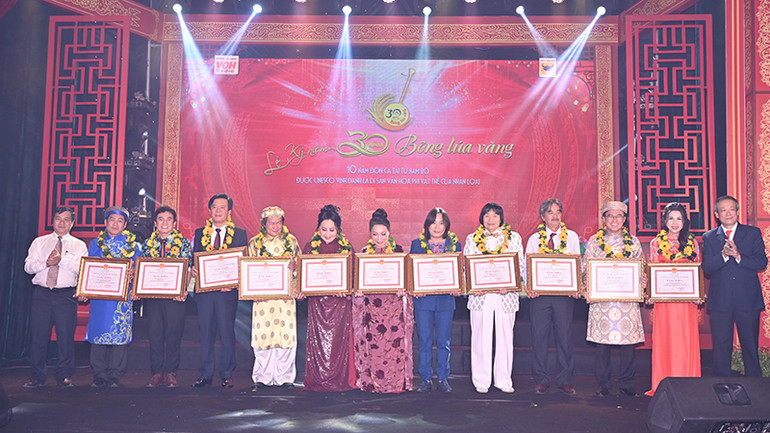 Tặng Bằng khen của Ủy ban nhân dân Thành phố Hồ Chí Minh cho các cá nhân có nhiều đóng góp cho chương trình Bông lúa vàng (Ảnh: Quốc Thanh). Tặng Bằng khen của Ủy ban nhân dân Thành phố Hồ Chí Minh cho các cá nhân có nhiều đóng góp cho chương trình Bông lúa vàng (Ảnh: Quốc Thanh).