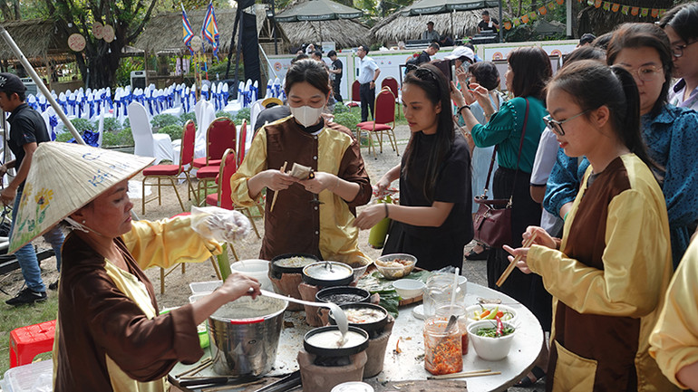 Khách tham quan đến thưởng thức món ngon Quảng Ngãi.