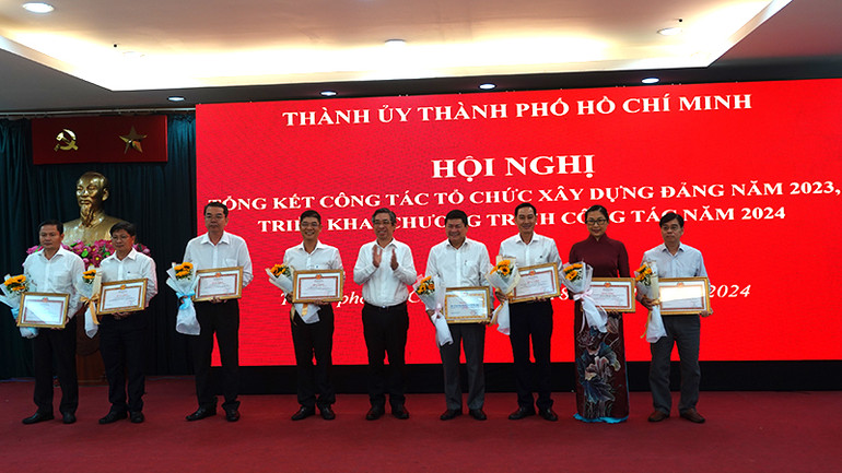 Trao Bằng khen cho các đơn vị có thành tích xuất sắc trong công tác năm 2023.