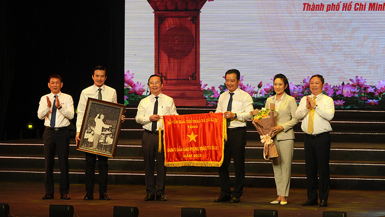 Trao Cờ thi đua của Bộ Văn hóa, Thể thao và Du lịch cho Sở Văn hóa và Thể thao Thành phố Hồ Chí Minh. Trao Cờ thi đua của Bộ Văn hóa, Thể thao và Du lịch cho Sở Văn hóa và Thể thao Thành phố Hồ Chí Minh.