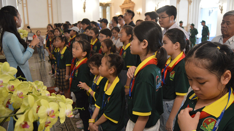 Khách tham quan trụ sở Hội đồng nhân dân, Ủy ban nhân dân Thành phố Hồ Chí Minh trong dịp Tết Dương lịch 2024.