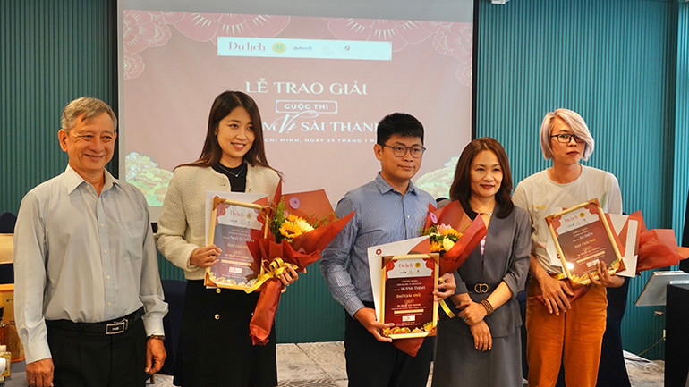 Trao Giải Nhất, Nhì, Ba cho các tác giả.