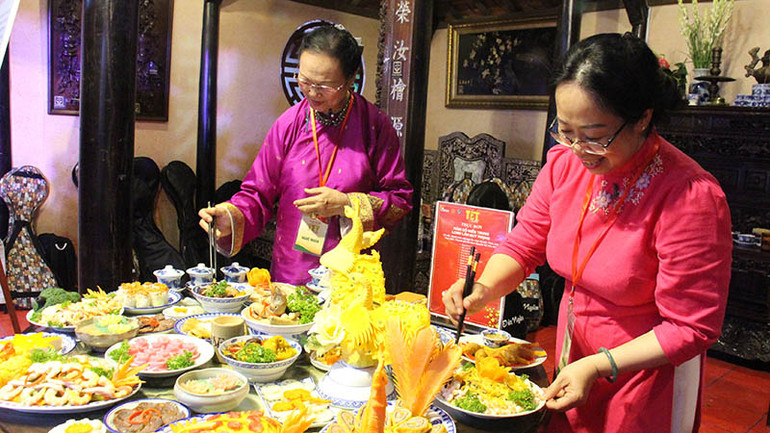 Giới thiệu mâm cỗ Tết ba miền tại Lễ hội Tết Việt 2024 (Ảnh Thế Anh).