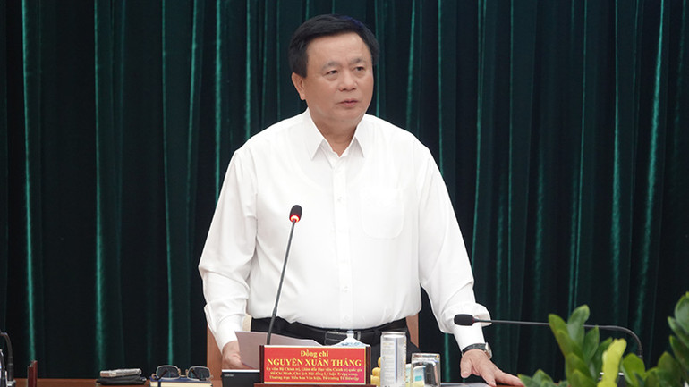 Đồng chí Nguyễn Xuân Thắng, Ủy viên Bộ Chính trị, Giám đốc Học viện Chính trị Quốc gia Hồ Chí Minh, Chủ tịch Hội đồng Lý luận Trung ương, Thường trực Tiểu ban Văn kiện phát biểu tại buổi làm việc. Đồng chí Nguyễn Xuân Thắng, Ủy viên Bộ Chính trị, Giám đốc Học viện Chính trị Quốc gia Hồ Chí Minh, Chủ tịch Hội đồng Lý luận Trung ương, Thường trực Tiểu ban Văn kiện phát biểu tại buổi làm việc.