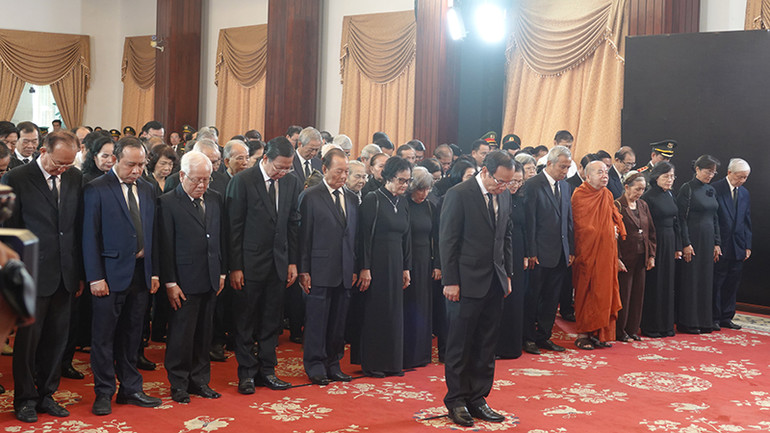 Đoàn đại biểu Thành ủy, Hội đồng nhân dân, Ủy ban nhân dân Thành phố Hồ Chí Minh mặc niệm tưởng nhớ đồng chí Tổng Bí thư Nguyễn Phú Trọng. Đoàn đại biểu Thành ủy, Hội đồng nhân dân, Ủy ban nhân dân Thành phố Hồ Chí Minh mặc niệm tưởng nhớ đồng chí Tổng Bí thư Nguyễn Phú Trọng.