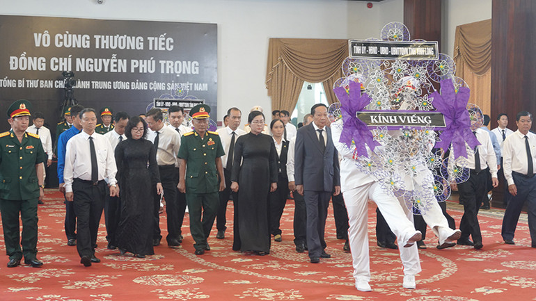 Đoàn Tỉnh ủy Vĩnh Long kính viếng Tổng Bí thư Nguyễn Phú Trọng. Đoàn Tỉnh ủy Vĩnh Long kính viếng Tổng Bí thư Nguyễn Phú Trọng.