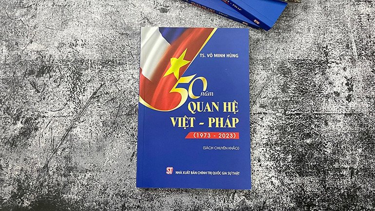 Bìa cuốn sách 50 năm quan hệ Việt-Pháp (1973-2023). Bìa cuốn sách 50 năm quan hệ Việt-Pháp (1973-2023).