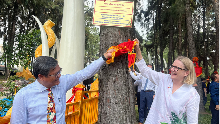 Cây thông gắn tên Hội hữu nghị Việt Nam-Australia.