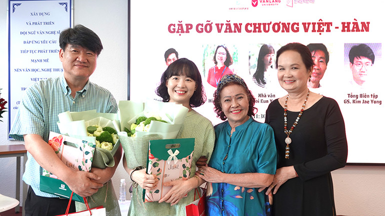 Nhà thơ Lê Thị Kim (thứ hai từ phải sang) tặng quà cho hai diễn giả đến từ Hàn Quốc.
