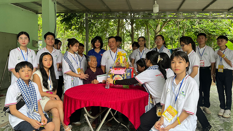 Các trại sinh tham gia hoạt động tình nguyện tại huyện Củ Chi.