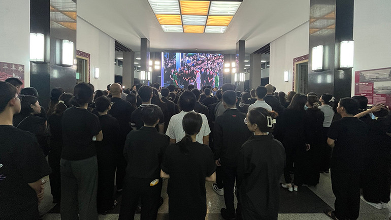 Người dân xếp hàng đợi viếng Tổng Bí thư Nguyễn Phú Trọng. Người dân xếp hàng đợi viếng Tổng Bí thư Nguyễn Phú Trọng.