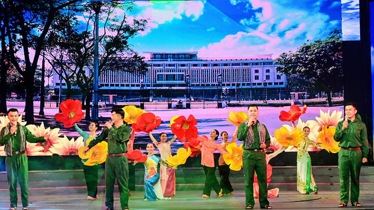 Tiết mục liên khúc "Tiến về Sài Gòn, Đất nước trọn niềm vui". (Ảnh: Quốc Thanh)