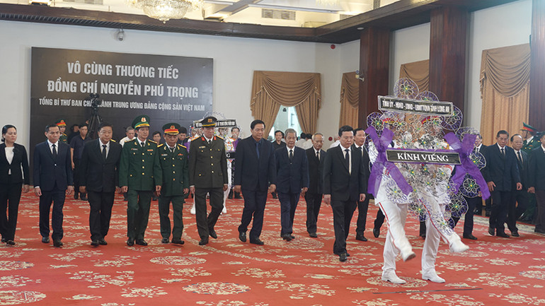Đoàn Tỉnh ủy Long An kính viếng Tổng Bí thư Nguyễn Phú Trọng. Đoàn Tỉnh ủy Long An kính viếng Tổng Bí thư Nguyễn Phú Trọng.