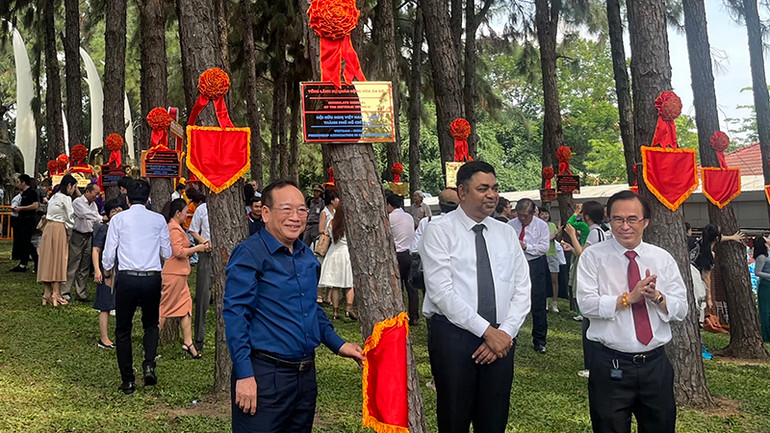 Các đại biểu bên cây thông của Tổng Lãnh sự quán Cộng hòa Ấn Độ.