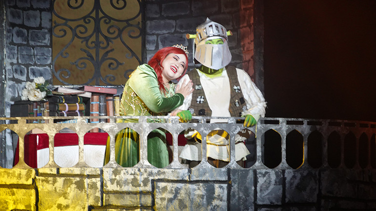 Shrek đến cứu công chúa Fiona bị giam trong tòa tháp.