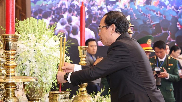 Đồng chí Nguyễn Văn Nên, Ủy viên Bộ Chính trị, Bí thư Thành ủy Thành phố Hồ Chí Minh thắp hương tại lễ viếng đồng chí Tổng Bí thư Nguyễn Phú Trọng. Đồng chí Nguyễn Văn Nên, Ủy viên Bộ Chính trị, Bí thư Thành ủy Thành phố Hồ Chí Minh thắp hương tại lễ viếng đồng chí Tổng Bí thư Nguyễn Phú Trọng.