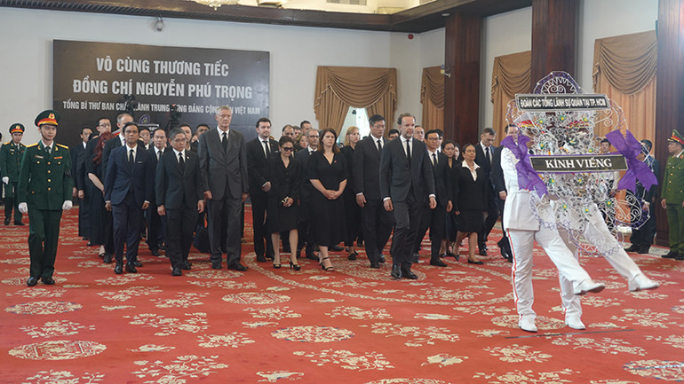Đoàn các Tổng Lãnh sự quán tại Thành phố Hồ Chí Minh kính viếng Tổng Bí thư Nguyễn Phú Trọng. Đoàn các Tổng Lãnh sự quán tại Thành phố Hồ Chí Minh kính viếng Tổng Bí thư Nguyễn Phú Trọng.