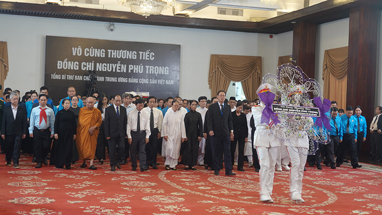 Đoàn Ủy ban Mặt trận Tổ quốc Việt Nam Thành phố Hồ Chí Minh kính viếng Tổng Bí thư Nguyễn Phú Trọng. Đoàn Ủy ban Mặt trận Tổ quốc Việt Nam Thành phố Hồ Chí Minh kính viếng Tổng Bí thư Nguyễn Phú Trọng.