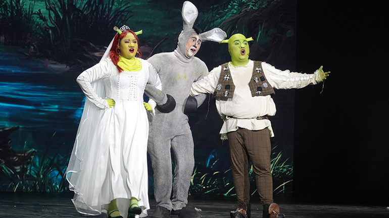 Vở nhạc kịch Shrek mang đến nhiều bài học về tình yêu thương, tôn trọng sự khác biệt.
