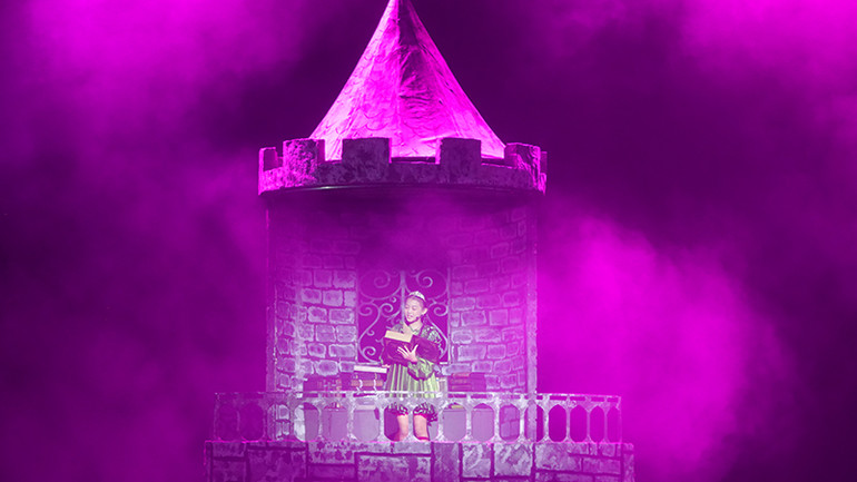 Ánh sáng cũng tham gia vào thể hiện nội dung của câu chuyện, giúp vở diễn sống động hơn.