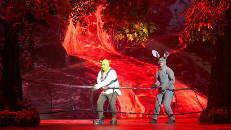 Shrek và người bạn Lừa biết nói trên đường giải cứu công chúa.