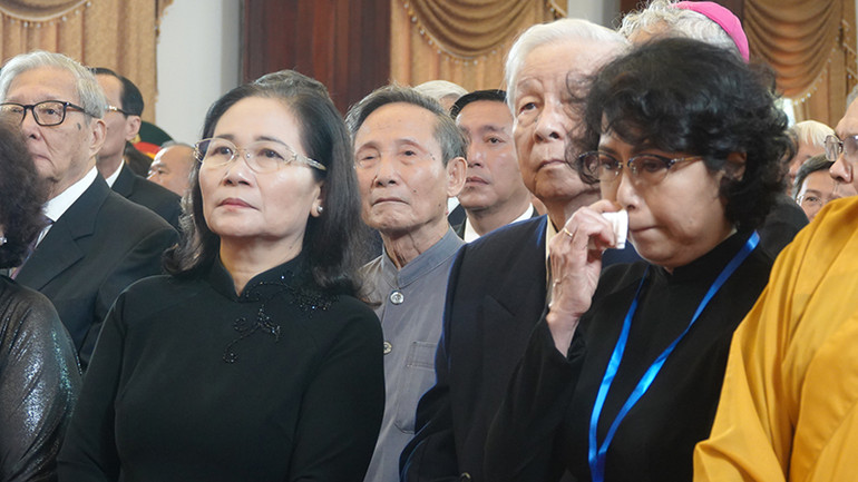 Nhiều đồng chí không cầm được nước mắt. Nhiều đồng chí không cầm được nước mắt.