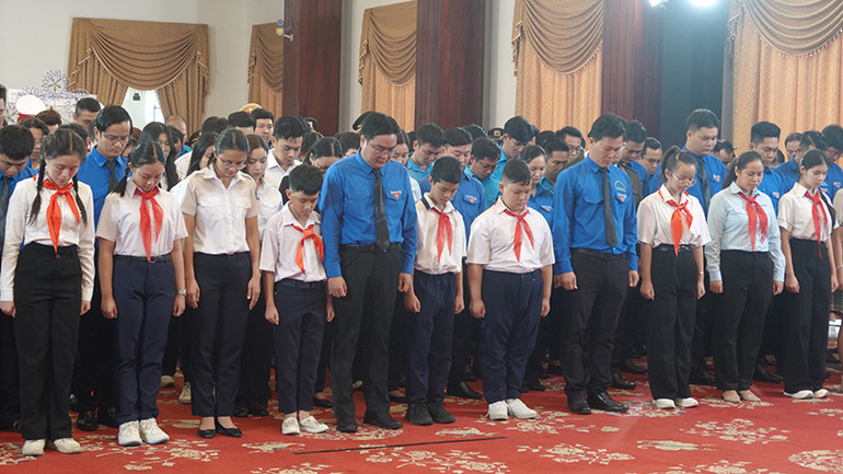Đoàn đại biểu thanh niên, thiếu niên, thiếu nhi tiêu biểu của Thành phố Hồ Chí Minh kính viếng đồng chí Tổng Bí thư Nguyễn Phú Trọng. Đoàn đại biểu thanh niên, thiếu niên, thiếu nhi tiêu biểu của Thành phố Hồ Chí Minh kính viếng đồng chí Tổng Bí thư Nguyễn Phú Trọng.