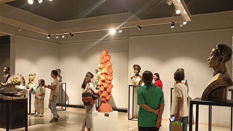 Công chúng tham quan triển lãm.