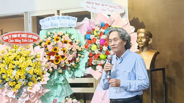 Giáo sư, Tiến sĩ, Nhà điêu khắc Nguyễn Xuân Tiên, Chủ tịch Hội Mỹ thuật Thành phố Hồ Chí Minh phát biểu tại buổi lễ.