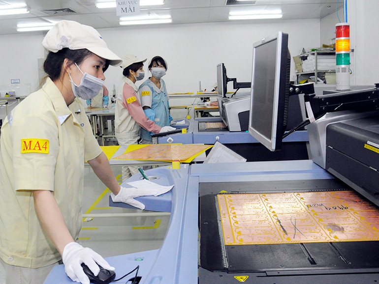 Sản xuất bảng mạch điện tử tại Công ty TNHH điện tử Meiko Việt Nam, Khu công nghiệp Thạch Thất-Quốc Oai (Hà Nội). (Ảnh TUỆ NGHI)