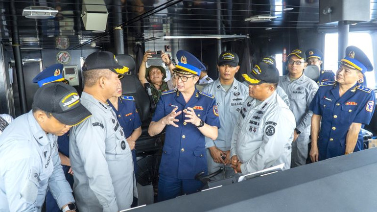 Các đại biểu lên tham quan Tàu KN, Pulau Dana -323 của lực lượng Cảnh sát biển Indonesia.