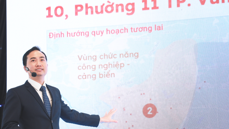 Ông Đinh Minh Tuấn, Giám đốc khu vực miền nam của Batdongsan.com.vn thuyết trình tại sự kiện. Ông Đinh Minh Tuấn, Giám đốc khu vực miền nam của Batdongsan.com.vn thuyết trình tại sự kiện.