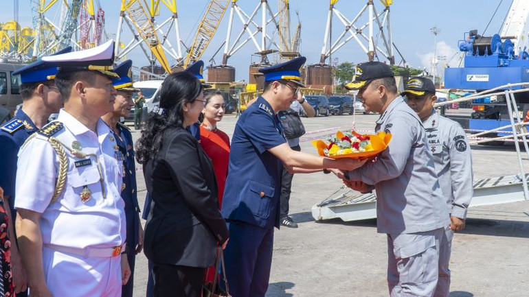 Đại tá Nguyễn Minh Khánh, Phó Tư lệnh, Tham mưu trưởng Bộ Tư lệnh Vùng Cảnh sát biển 3 tặng hoa chúc mừng đoàn.