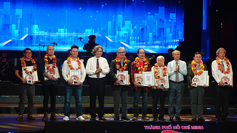 Trao giải cho các tác giả có tác phẩm đoạt giải trên lĩnh vực mỹ thuật.