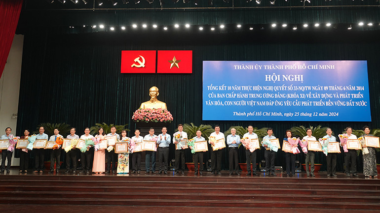 Trao Bằng khen của Ban Thường vụ Thành ủy Thành phố Hồ Chí Minh cho các tập thể có thành tích xuất sắc trong thực hiện Nghị quyết số 33.