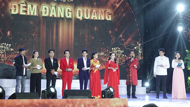 Các thí sinh trong phần thi ca một câu vọng cổ mà nghệ sĩ tài danh từng thể hiện.