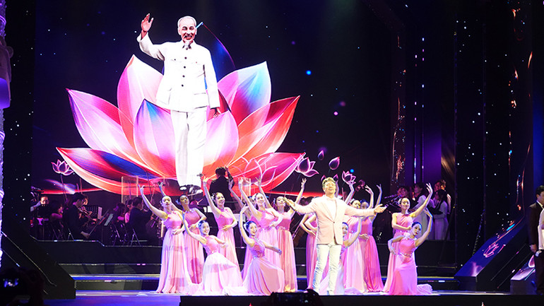 Ca sĩ Anh Bằng trình bày ca khúc "Dáng người 50 mùa hoa", sáng tác Đặng Văn Bông, tác phẩm đoạt giải Ba lĩnh vực Âm nhạc.