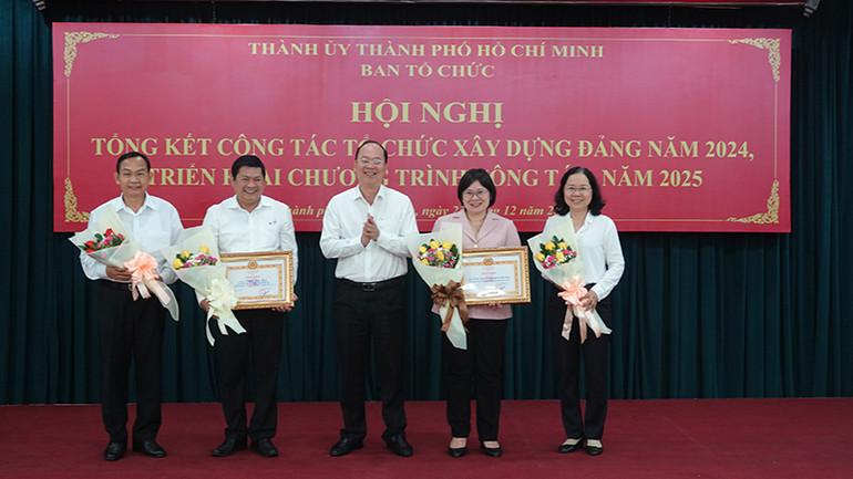Đồng chí Nguyễn Hồ Hải, Phó Bí thư Thường trực Thành ủy Thành phố Hồ Chí Minh (giữa) trao Bằng khen của Ban Tổ chức Trung ương cho Ban Tổ chức Thành ủy thành phố và đồng chí Huỳnh Cách Mạng, Phó Trưởng Ban Thường trực Ban Tổ chức Thành ủy Thành phố Hồ Chí Minh. Đồng chí Nguyễn Hồ Hải, Phó Bí thư Thường trực Thành ủy Thành phố Hồ Chí Minh (giữa) trao Bằng khen của Ban Tổ chức Trung ương cho Ban Tổ chức Thành ủy thành phố và đồng chí Huỳnh Cách Mạng, Phó Trưởng Ban Thường trực Ban Tổ chức Thành ủy Thành phố Hồ Chí Minh.