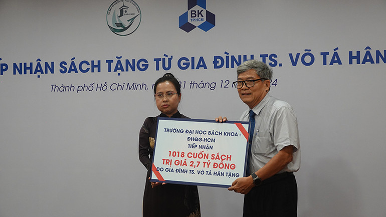 Đại diện Trường đại học Bách Khoa- Đại học Quốc gia Thành phố Hồ Chí Minh tiếp nhận sách tặng từ gia đình Tiến sĩ Võ Tá Hân. Đại diện Trường đại học Bách Khoa- Đại học Quốc gia Thành phố Hồ Chí Minh tiếp nhận sách tặng từ gia đình Tiến sĩ Võ Tá Hân.