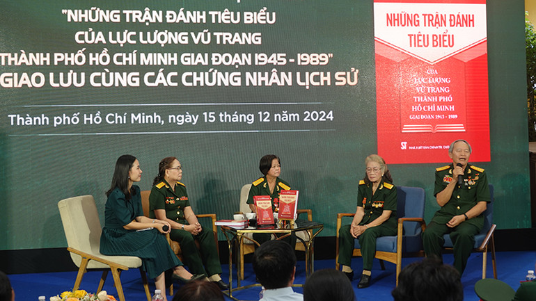 Giao lưu với nhân chứng lịch sử trong buổi ra mắt sách "Những trận đánh tiêu biểu của Lực lượng vũ trang Thành phố Hồ Chí Minh giai đoạn 1945-1989”.